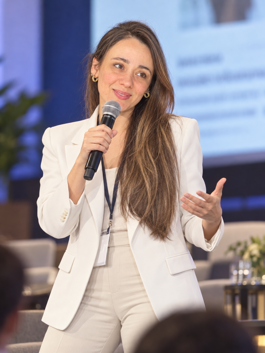 Julieta Lara Balcaza dando una charla sobre salud y tecnología